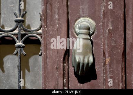 Maison néoclassique ancienne porte d'entrée en bois patinée avec grilles en fer forgé fabriquées à la main et un ancien knocker en laiton à Nafplio, Grèce. Banque D'Images