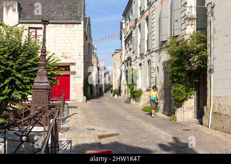 France, Indre et Loire, vallée de la Loire classée au patrimoine mondial de l'UNESCO, Chinon, rue du quartier médiéval au pied des remparts Banque D'Images