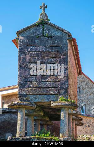 Espagne, Galice, Finisterre (Fisterra), destination finale du pèlerinage à Saint-Jacques-de-Compostelle, grenier typique ou horreo Banque D'Images