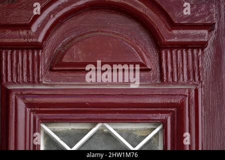 Ancienne maison néoclassique porte d'entrée en bois rouge avec grilles en fer forgé blanc à Nauplie, Grèce, Banque D'Images