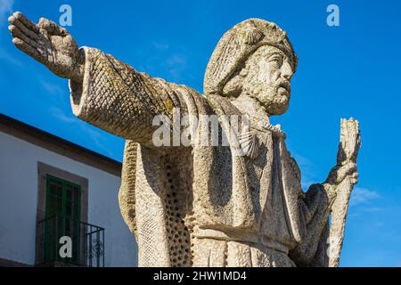 Espagne, Galice, Portomarin, scène sur le Franc Camino, route espagnole du pèlerinage à Saint-Jacques-de-Compostelle, classé au patrimoine mondial de l'UNESCO, sculpture de l'apôtre Saint-Jacques en pèlerin montrant le chemin Banque D'Images