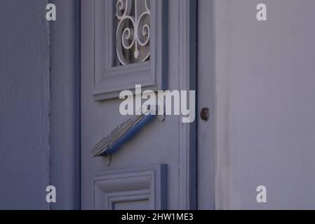 Ancienne maison néoclassique porte d'entrée en bois gris clair avec grilles en fer forgé blanc à Nafplio, Grèce, Banque D'Images