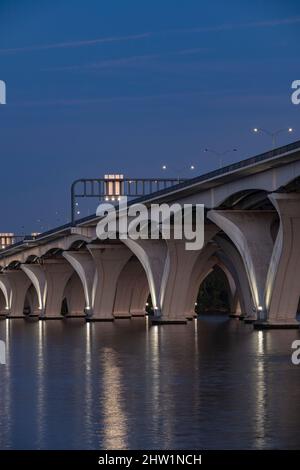 Pont Woodrow Wilson reliant Alexandria, Virginie au port national, Maryland via l'US Interstate 495. Banque D'Images