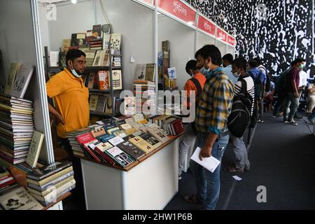 Salt Lake City, Inde. 03rd mars 2022. Les visiteurs sont à l'intérieur du pavillon du Bangladesh de la Foire internationale du livre de Kolkata de 45th le 4th jour. Il peut accueillir plus de 600 stands. Le thème principal de cette foire est le Bangladesh. En dehors du Bangladesh, du Royaume-Uni, des États-Unis, de la Russie, de l'Italie, Le Japon, l'Iran, l'Espagne, l'Argentine, le Mexique et plusieurs pays d'Amérique latine y ont également participé. (Photo de Biswarup Ganguly/Pacific Press) crédit: Pacific Press Media production Corp./Alay Live News Banque D'Images