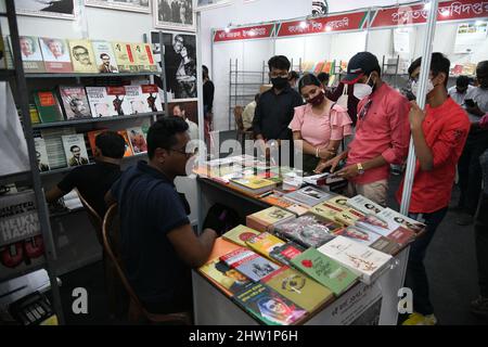 Salt Lake City, Inde. 03rd mars 2022. Les visiteurs sont à l'intérieur du pavillon du Bangladesh de la Foire internationale du livre de Kolkata de 45th le 4th jour. Il peut accueillir plus de 600 stands. Le thème principal de cette foire est le Bangladesh. En dehors du Bangladesh, du Royaume-Uni, des États-Unis, de la Russie, de l'Italie, Le Japon, l'Iran, l'Espagne, l'Argentine, le Mexique et plusieurs pays d'Amérique latine y ont également participé. (Photo de Biswarup Ganguly/Pacific Press) crédit: Pacific Press Media production Corp./Alay Live News Banque D'Images