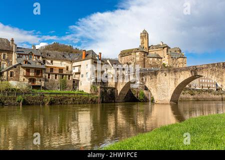 France, Aveyron, Estaing, labellisé les plus Beaux villages de France (les plus beaux villages de France), un arrêt sur l'el Camino de Santiago, classé au patrimoine mondial de l'UNESCO, vue sur le château du 16th siècle et le pont gothique sur le Lot River Banque D'Images