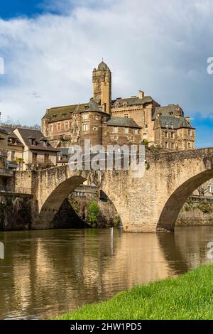 France, Aveyron, Estaing, labellisé les plus Beaux villages de France (les plus beaux villages de France), un arrêt sur l'el Camino de Santiago, classé au patrimoine mondial de l'UNESCO, vue sur le château du 16th siècle et le pont gothique sur le Lot River Banque D'Images