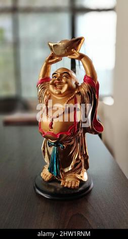 Laughing Buddha est également connu sous le nom de Fat Buddha. Budai (également connu sous le nom Hotei ou pu-Tai) est un moine chinois semi-historique vénéré comme une divinité Banque D'Images