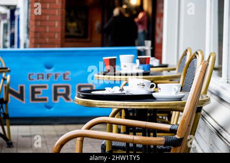 Epsom Surrey Londres, Royaume-Uni, mars 03 2022, sale Used Coffee Cups on Table Top à l'extérieur de Cafe Nero sans personne Banque D'Images