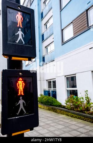 Epsom Surrey Londres, Royaume-Uni, mars 03 2022, Pedian Crossing Lights à l'extérieur de l'immeuble résidentiel moderne d'appartements sans personne Banque D'Images