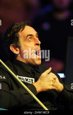 Newport, Royaume-Uni. 03rd mars 2022. Ronnie O'Sullivan, d'Angleterre, bâillonnait pendant son match contre Ding Junhui, de Chine. BetVictor Welsh Open Snooker 2022, jour 4 au Centre International des Congrès Wales, le Celtic Manor Resort, Newport le jeudi 3rd mars 2022. photo par Andrew Orchard/Andrew Orchard sports Photography/Alay Live News crédit: Andrew Orchard sports Photography/Alay Live News Banque D'Images