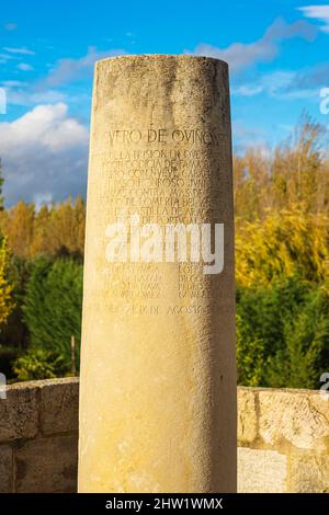 Espagne, Castille et le?n, Hôpital d'Orbigo, scène sur le franc caminais, route espagnole du pèlerinage à Saint-Jacques-de-Compostelle, classé au patrimoine mondial de l'UNESCO, Monolithe sur le pont médiéval de Paso Honroso commémorant la victoire du chevalier Don Suero de qui?ones et de ses neuf compagnons dans les joutes médiévales de 1434 Banque D'Images