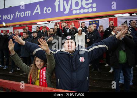 Les fans de Crawley en voyage vus pendant le match Sky Bet League 2 entre Exeter City et Crawley Town au parc St James à Exeter. 14 novembre 2015. Banque D'Images