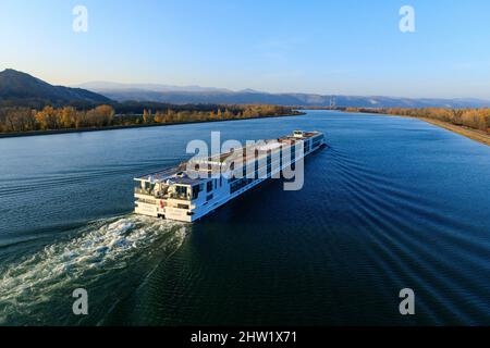 France, Drôme, la Saulce sur Rhone, bateau de croisière sur le Rhône (vue aérienne) Banque D'Images