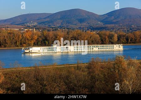 France, Drôme, la Saulce sur Rhone, bateau de croisière sur le Rhône (vue aérienne) Banque D'Images