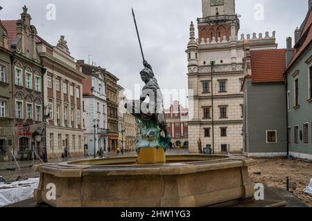 4 janvier 2021 - Poznan, Pologne: La fontaine de Mars - l'une des quatre fontaines sur le vieux marché de Poznan, se dresse sur le côté nord-ouest de la place du marché de Poznan de la renaissance Banque D'Images