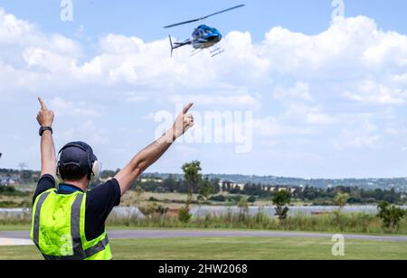 Cape Town, Afrique du Sud, 9th février - 2022 : le contrôleur de la circulation aérienne a donné des instructions à l'hélicoptère entrant dans la terre. Banque D'Images