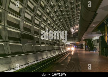 Train capturé dans la station de métro Pentagon à Arlington Banque D'Images