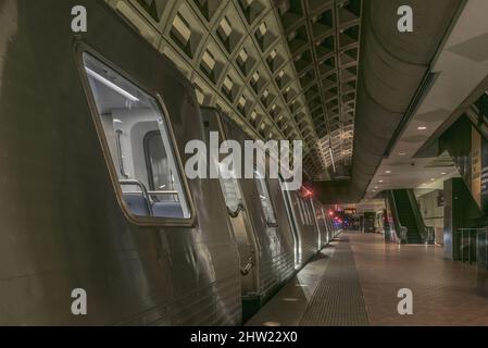 Train capturé dans la station de métro Pentagon à Arlington Banque D'Images