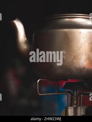 Caming bouilloire bravant sur le poêle à gaz. Randonnée dans les montagnes, café en déplacement. Banque D'Images