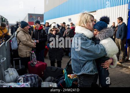 Korczowa, Pologne. 03rd mars 2022. Réfugiés de guerre d'Ukraine au poste frontière polonais Korczowa, Pologne, 3 mars 2022. Crédit : Ondrej Deml/CTK photo/Alay Live News Banque D'Images