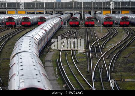 Les trains de métro Piccadilly Line garés à un dépôt près de la station de métro Boston Manor à Londres lors d'une grève des membres du syndicat des chemins de fer, des Maritimes et des Transports (RMT), Alors que les navetteurs sont confrontés à un autre jour de chaos dans les transports jeudi en raison d'une nouvelle grève de milliers de travailleurs qui paralysera les services de métro à Londres. Date de la photo: Jeudi 3 mars 2022. Banque D'Images