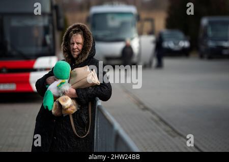 Korczowa, Pologne. 03rd mars 2022. Réfugiés de guerre d'Ukraine au poste frontière polonais Korczowa, Pologne, 3 mars 2022. Crédit : Ondrej Deml/CTK photo/Alay Live News Banque D'Images