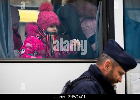 Korczowa, Pologne. 03rd mars 2022. Réfugiés de guerre d'Ukraine au poste frontière polonais Korczowa, Pologne, 3 mars 2022. Crédit : Ondrej Deml/CTK photo/Alay Live News Banque D'Images