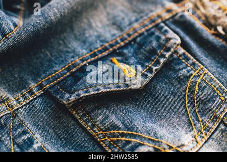 Poche de la veste en Jean bleu en gros plan. Historique publicitaire du fabricant de vêtements en denim ou du fournisseur de tissus en denim. Copier l'espace. Banque D'Images