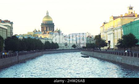 Cathédrale Saint Isaac dôme doré derrière la rivière Moyka, Saint-Pétersbourg, Russie.Belle vue sur la rue de la ville avec de nombreux bâtiments historiques, conc Banque D'Images