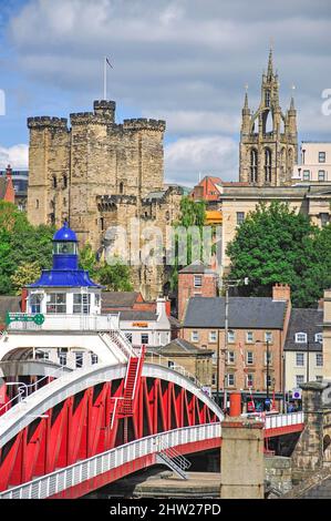 Vue sur la ville à travers Rivière Tyne, Newcastle-upon-Tyne, Tyne et Wear, Angleterre, Royaume-Uni Banque D'Images