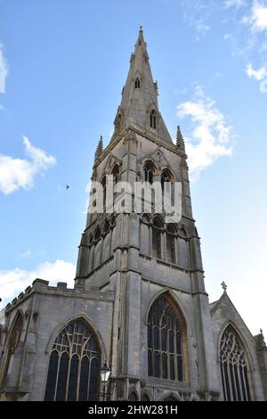 Image paysage de l'église St Mary Magadalene à Newark-on-Trent, dans le tinghamshire, lors d'une journée ensoleillée au printemps avec un ciel bleu clair Banque D'Images