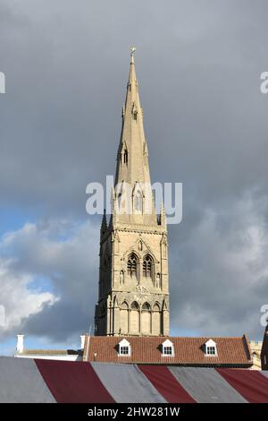 Image paysage de l'église St Mary Magadalene à Newark-on-Trent, dans le tinghamshire, lors d'une journée ensoleillée au printemps avec un ciel bleu clair Banque D'Images