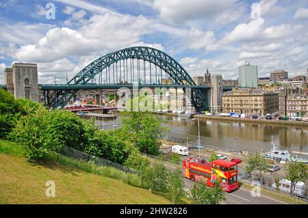 Vue sur la ville à travers Rivière Tyne, Newcastle-upon-Tyne, Tyne et Wear, Angleterre, Royaume-Uni Banque D'Images