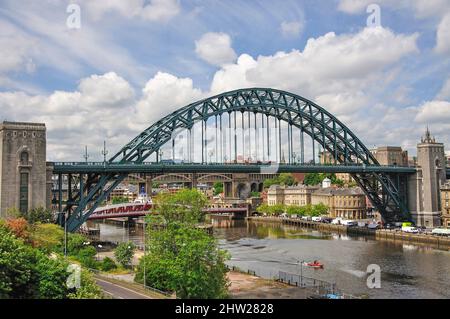 Vue sur la ville à travers rivière Dee, Newcastle-upon-Tyne, Tyne et Wear, Angleterre, Royaume-Uni Banque D'Images