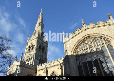 Image paysage de l'église St Mary Magadalene à Newark-on-Trent, dans le tinghamshire, lors d'une journée ensoleillée au printemps avec un ciel bleu clair Banque D'Images