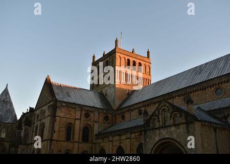 Image paysage Southwell, Notinghamshire, minster. La magnifique cathédrale lors d'une belle soirée ensoleillée au printemps avec un ciel bleu clair et profond Banque D'Images