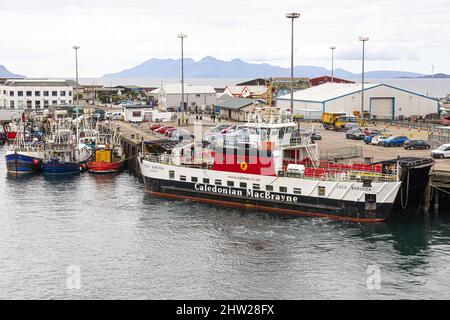 Le CalMac MV Loch Bhrusdain (avec propulsion à jet à pompe Schottel) dans le port de Mallaig, Highland, Écosse, Royaume-Uni Banque D'Images