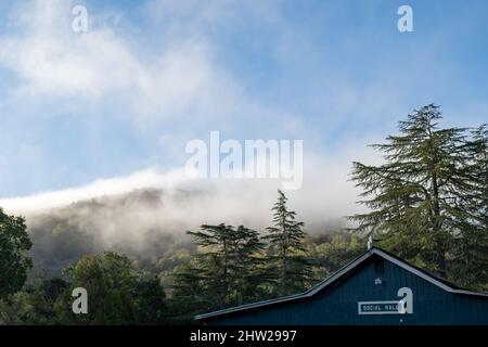 Napa, CA, États-Unis, 19 septembre 2021. Skyline Park, dans le comté de Napa, salle sociale et paysage lors d'une journée brumeuse avec ciel bleu et beaucoup d'espace de copie Banque D'Images
