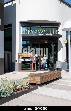 Napa, CA, États-Unis, 19 septembre 2021. Les personnes portant des masques sortent de la porte d'entrée du Welcome Center Napa Valley, un endroit où les touristes peuvent Banque D'Images