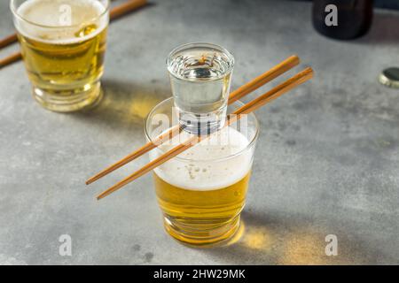 Cocktail japonais de bombe à saké avec bière Banque D'Images