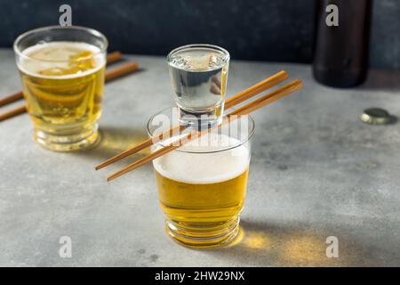 Cocktail japonais de bombe à saké avec bière Banque D'Images