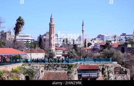 Yivli Minare, littéralement gouté Mosquée minaret, également appelée Mosquée Ulu (à gauche) à Antalya, Turquie, construit au 13th siècle par le sultan Seljuk Alaeddin Keykubat, et les toits de la vieille ville. Sur la droite se trouve le minaret de la mosquée Tekeli Mehmet Pasa. Banque D'Images