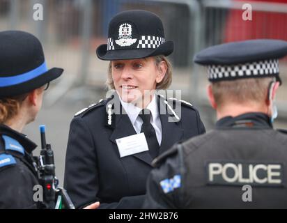 Olivia Pinkney, chef de police du Hampshire Constabulary, s'adressant aux policiers en service à Winchester. Banque D'Images