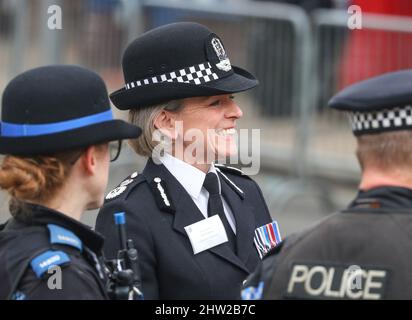 Olivia Pinkney, chef de police du Hampshire Constabulary, s'adressant aux policiers en service à Winchester. Banque D'Images