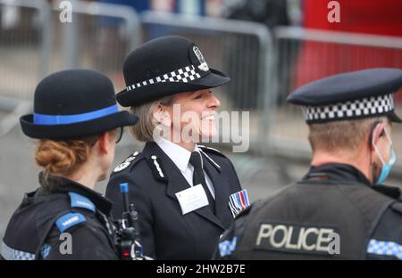 Olivia Pinkney, chef de police du Hampshire Constabulary, s'adressant aux policiers en service à Winchester. Banque D'Images