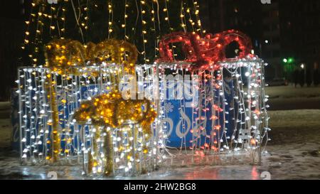 Superbes décorations brillantes sur l'arbre de Noël. Concept. Installation de guirlandes sous forme de cadeaux sous l'arbre de Noël de rue. Noël brillant Banque D'Images