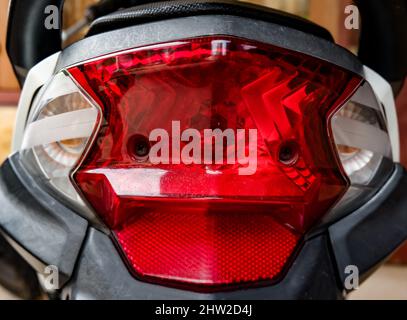 Gros plan feux arrière de moto rouges avec un design moderne, luxueux et élégant. Adaptés aux activités de moto et de loisir. Banque D'Images