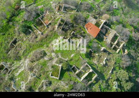 Dépeuplement rural à Chypre. Ruines de maisons de village traditionnelles, vue directement au-dessus Banque D'Images