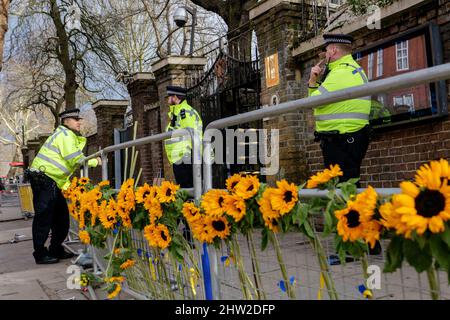 Londres, Angleterre. 3rd mars 2022. Police à l'extérieur de l'ambassade de Russie à la suite de la guerre russe en Ukraine. La Russie a envahi l'Ukraine voisine le 24th février 2022, depuis l'invasion, il y a eu une condamnation mondiale de la guerre. Credit: SMP News / Alamy Live News Banque D'Images